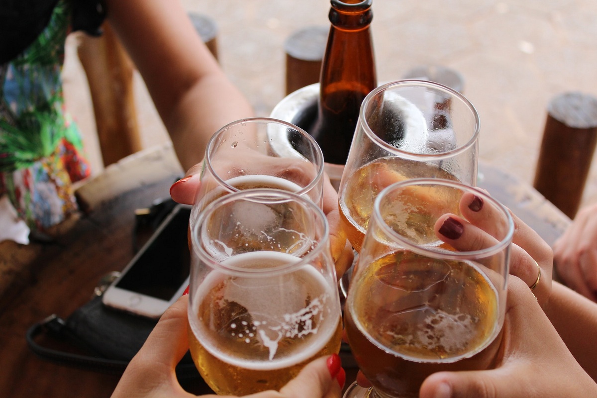 L’impact sur la tension artérielle : La consommation régulière d’alcool en quantités modérées